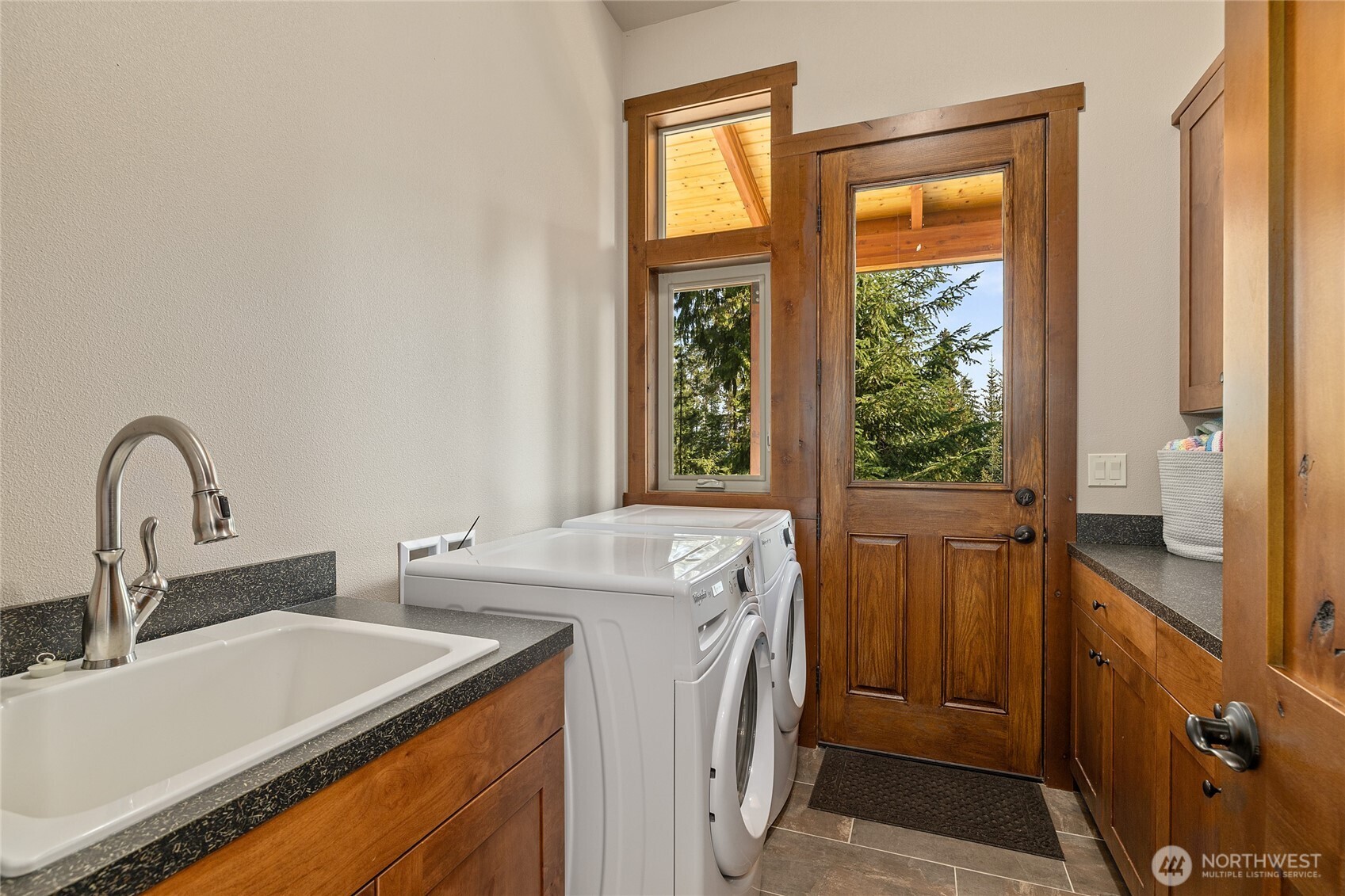 632 Trailside Drive Cle Elum, WA 98922 - Photo 28 of 39 a kitchen with a sink and a stove next to a window