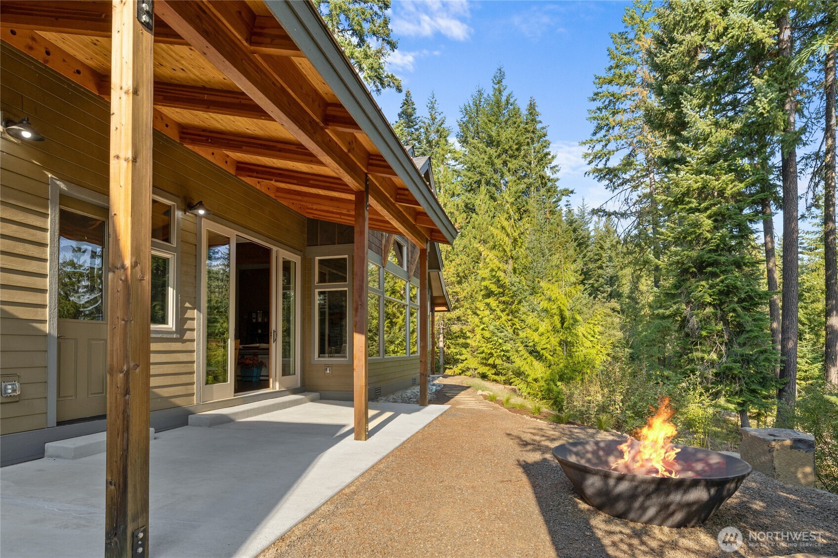 632 Trailside Drive Cle Elum, WA 98922 - Photo 6 of 39 a view of a house with a backyard