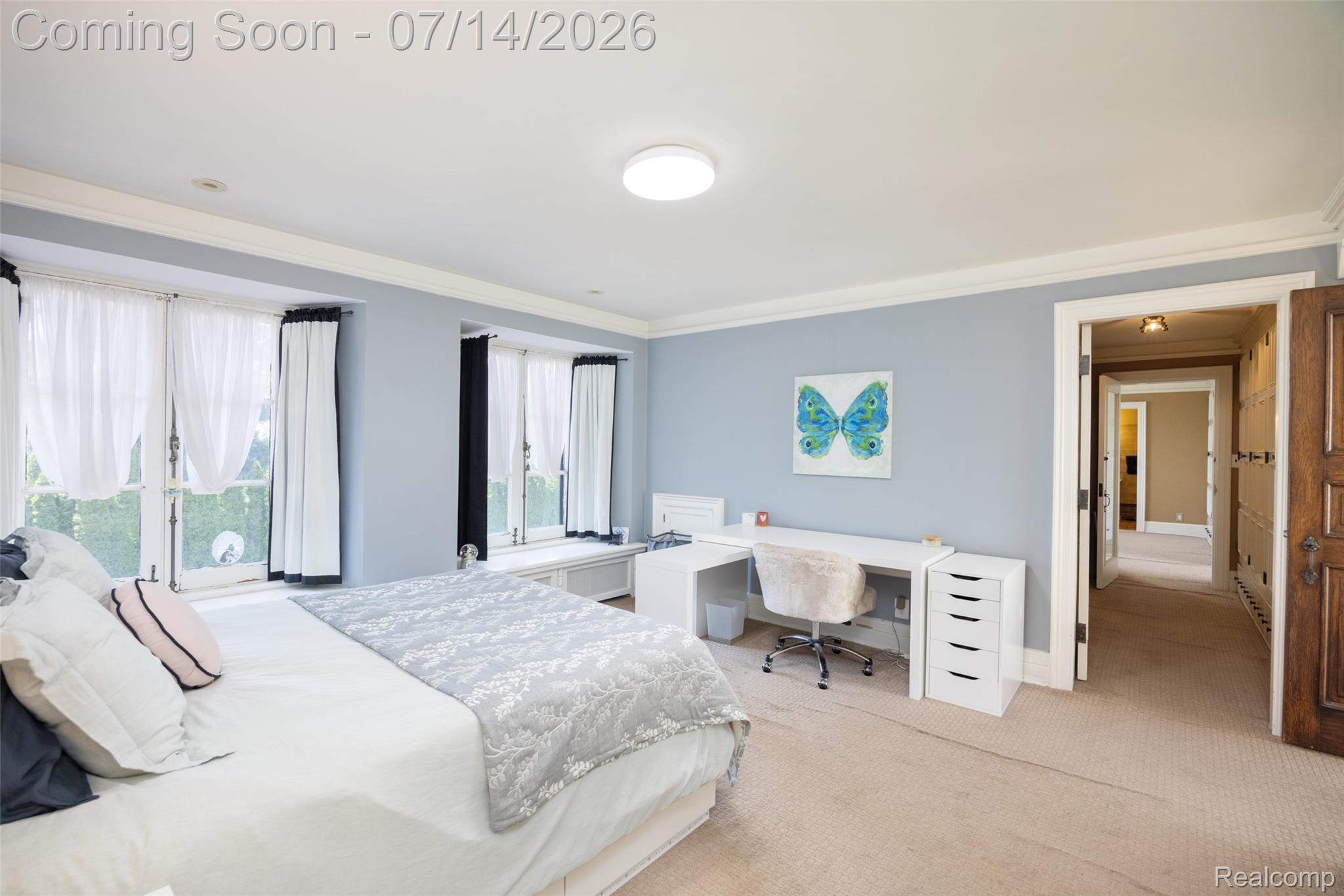 189 Cloverly Road Grosse Pointe, MI 48236 - Photo 50 of 96 Spacious room featuring multiple window bays with built-in bench seating, light blue wall finishes, and crown molding