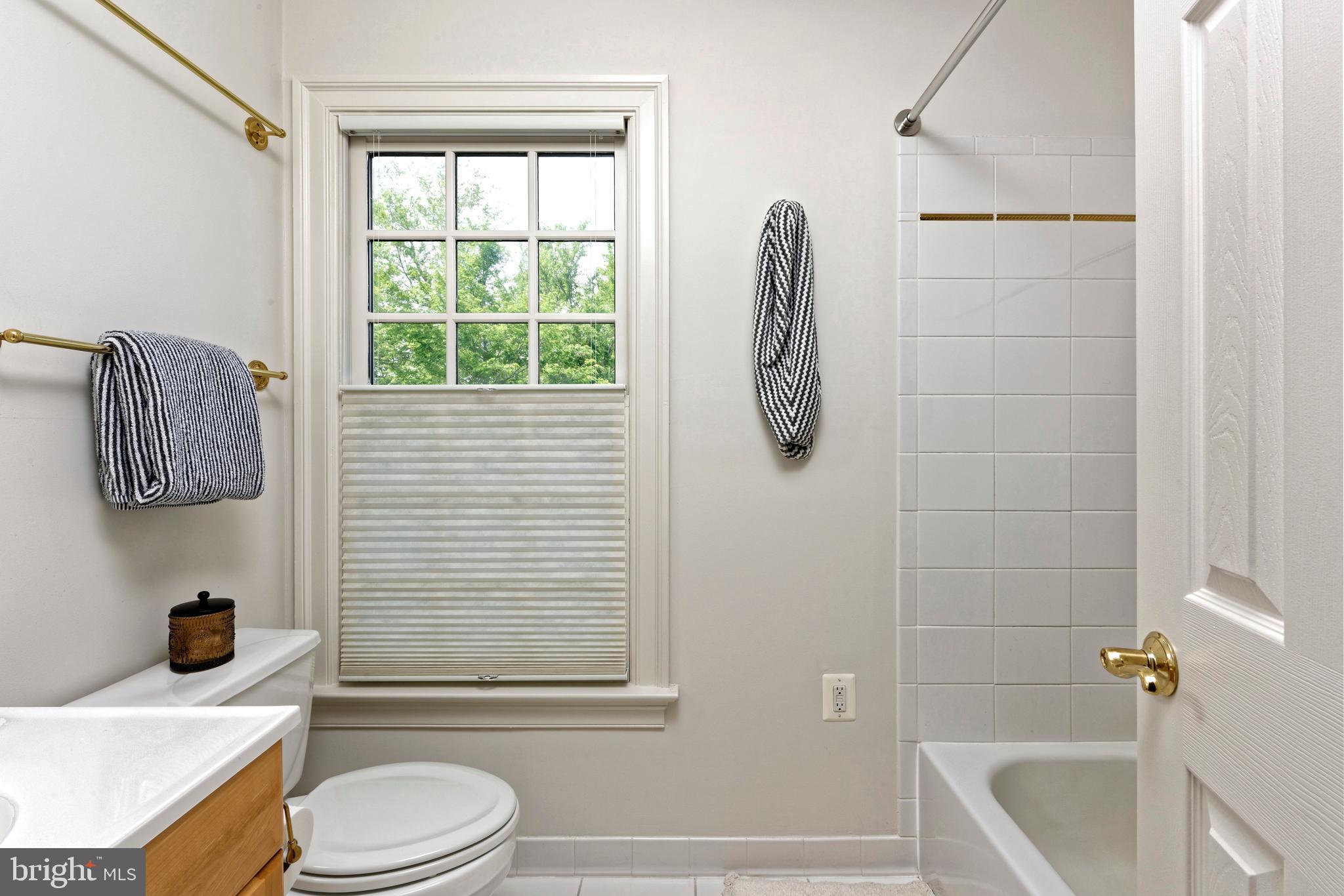20084 Woodtrail Road Round Hill, VA 20141 - Photo 11 of 31 Full bath with ceramic tile & tub/shower combo
