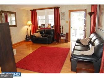 7511 Parkview Road Upper Darby, PA 19082 - Photo 4 of 12 Living Room