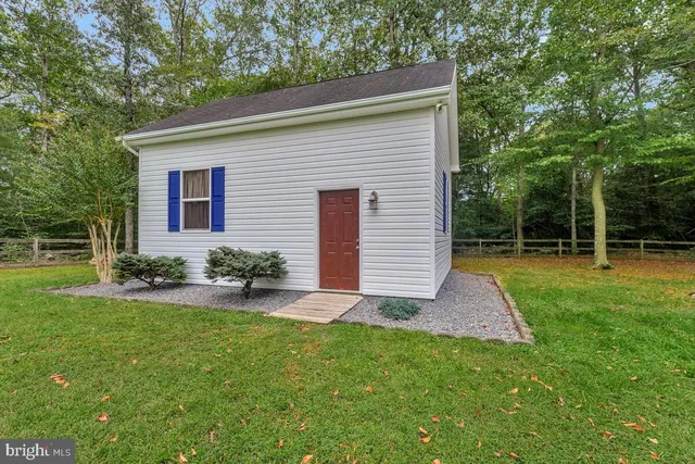 a view of a house with backyard and garden