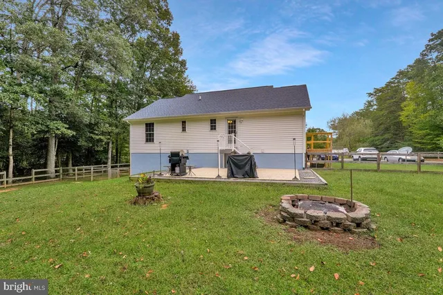 a picture of a bench in front of a wall