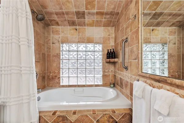 a bath tub sitting in a bathroom next to a tub