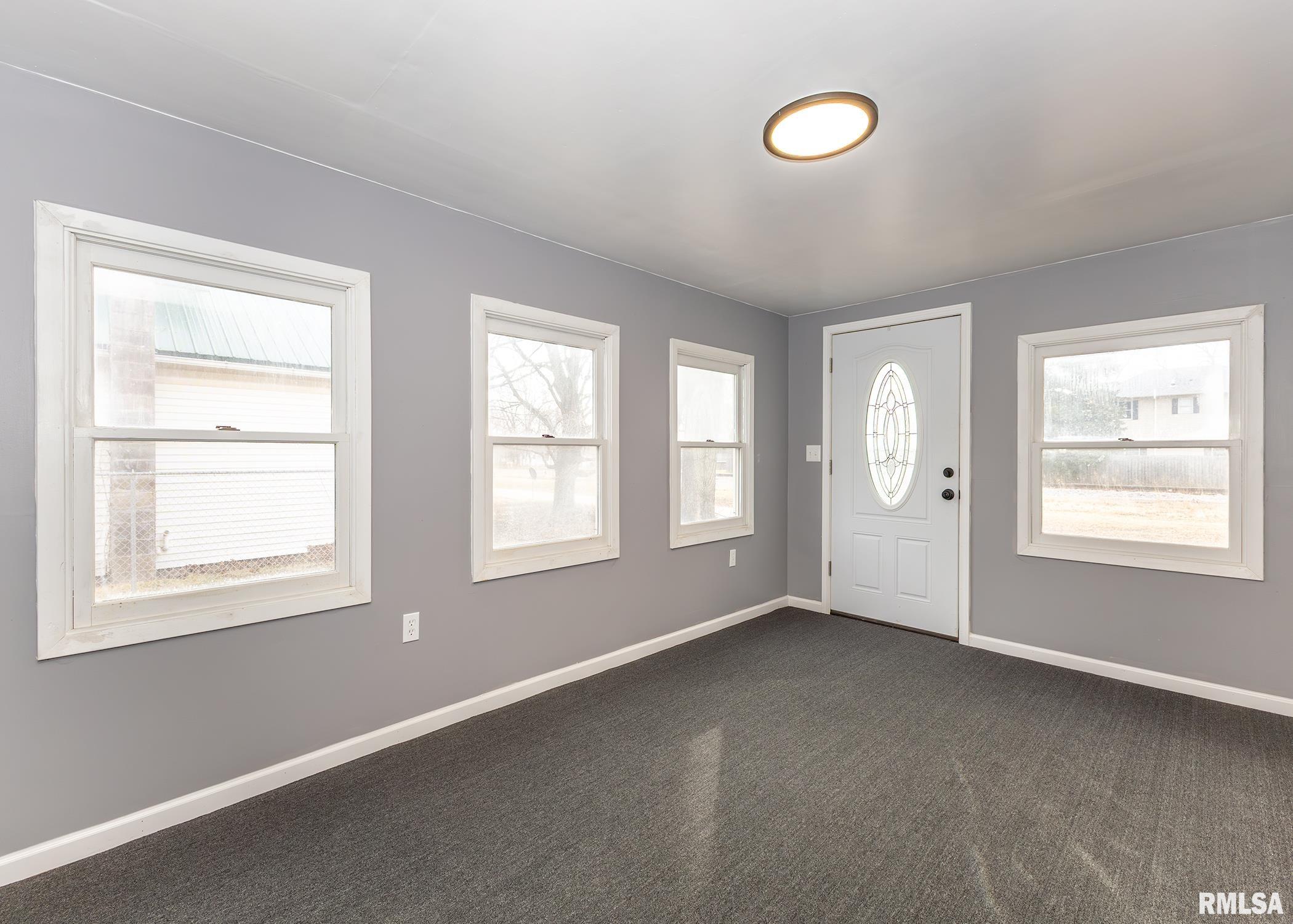 502 7th Avenue Camanche, IA 52730 - Photo 4 of 23