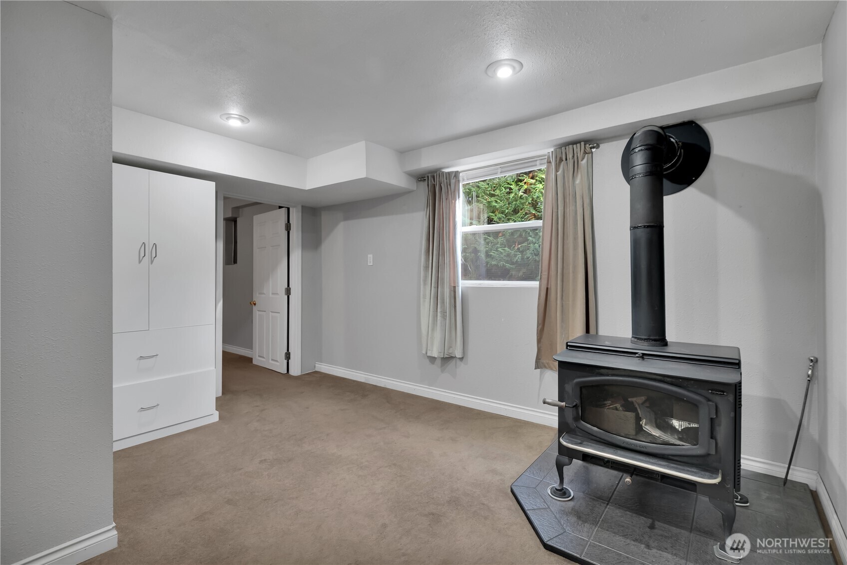 1547 Southwest Myrtle Street Seattle, WA 98106 - Photo 20 of 40 an empty room with windows and fireplace