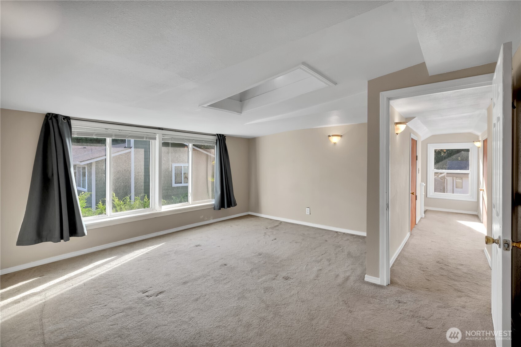 1547 Southwest Myrtle Street Seattle, WA 98106 - Photo 27 of 40 en empty room with windows