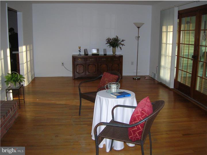 27728 Mt Pleasant Road Jobstown, NJ 08041 - Photo 12 of 20 Living Room
