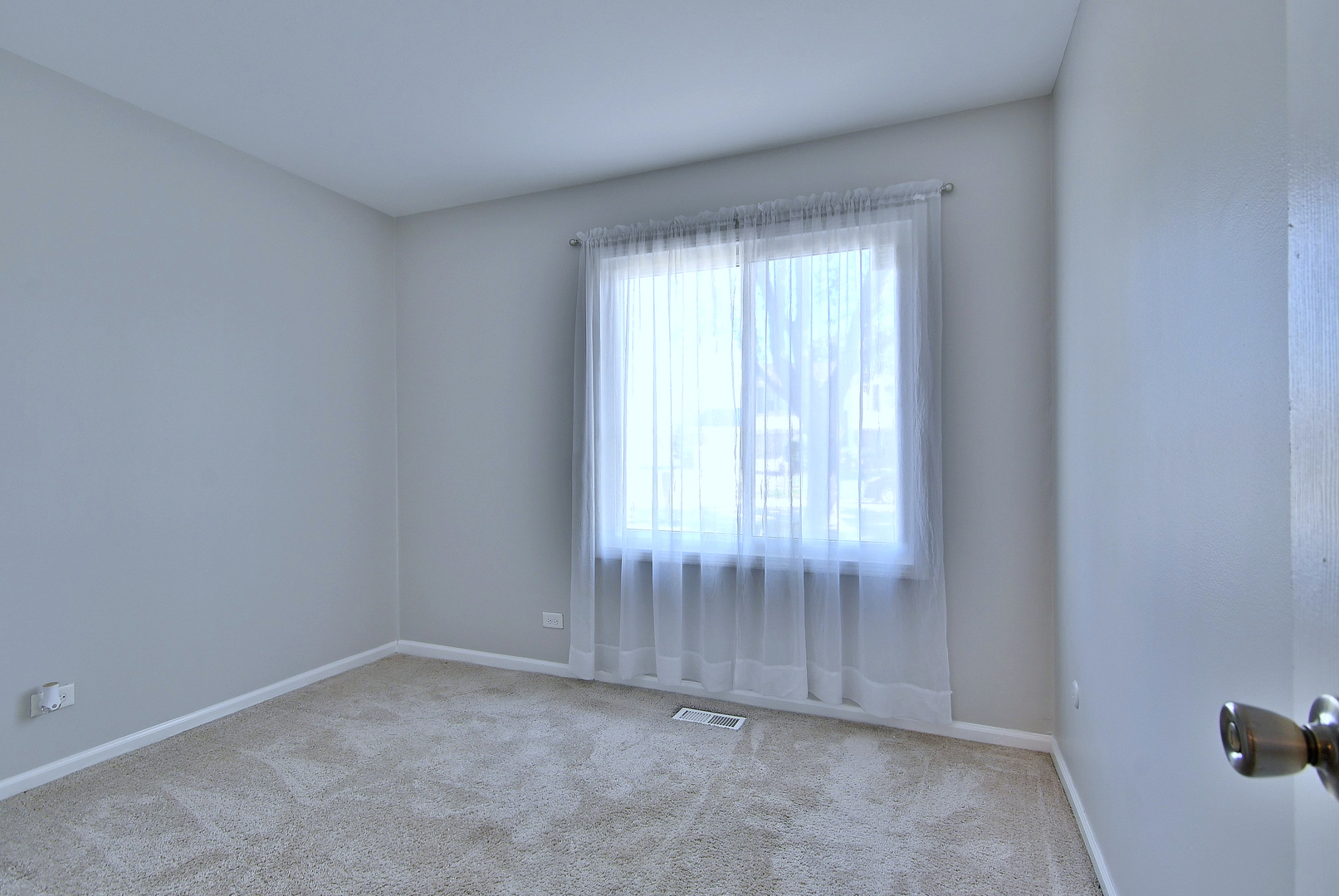 5629 Crestwood Road Matteson, IL 60443 - Photo 11 of 20 an empty room with a window