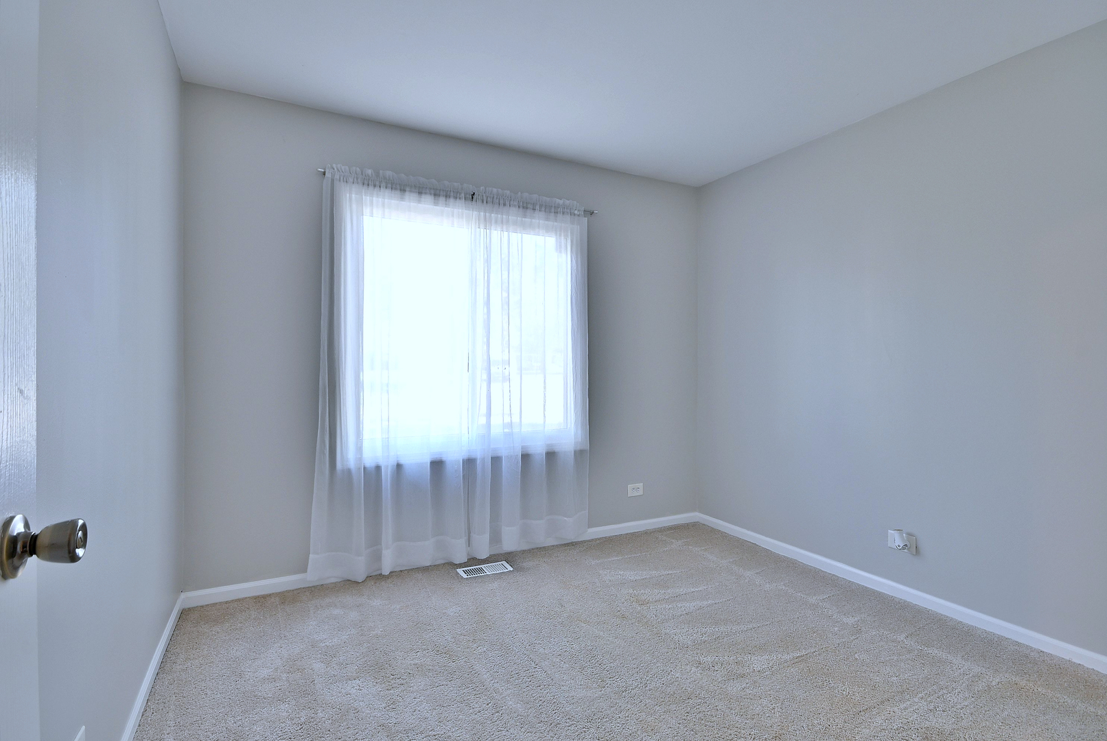 5629 Crestwood Road Matteson, IL 60443 - Photo 13 of 20 an empty room with a window