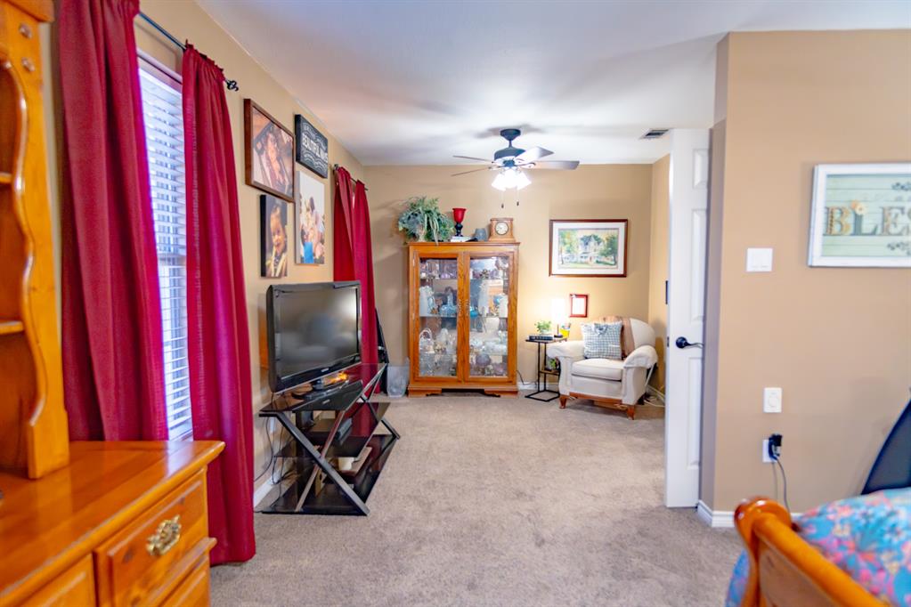 733 Ridgeview Drive Sherman, TX 75090 - Photo 22 of 40 a living room with furniture and a flat screen tv