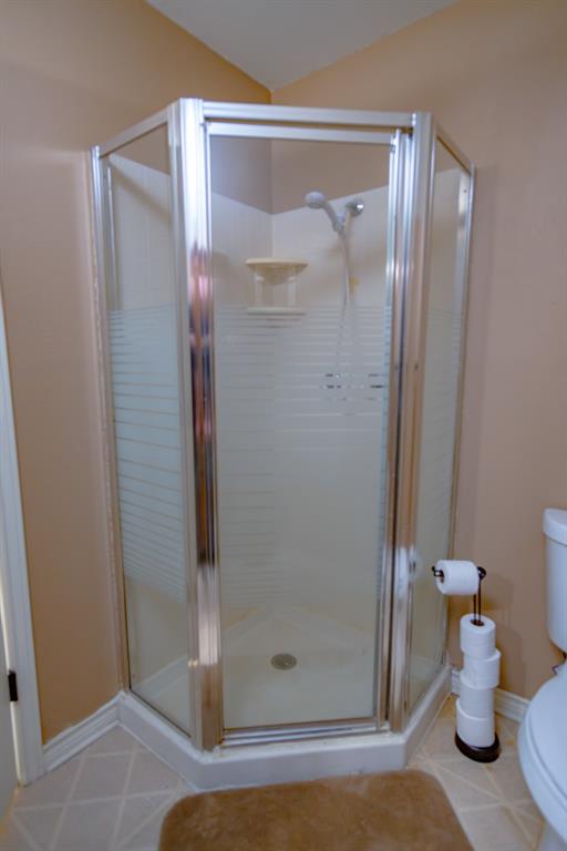 733 Ridgeview Drive Sherman, TX 75090 - Photo 29 of 40 a bathroom with a shower