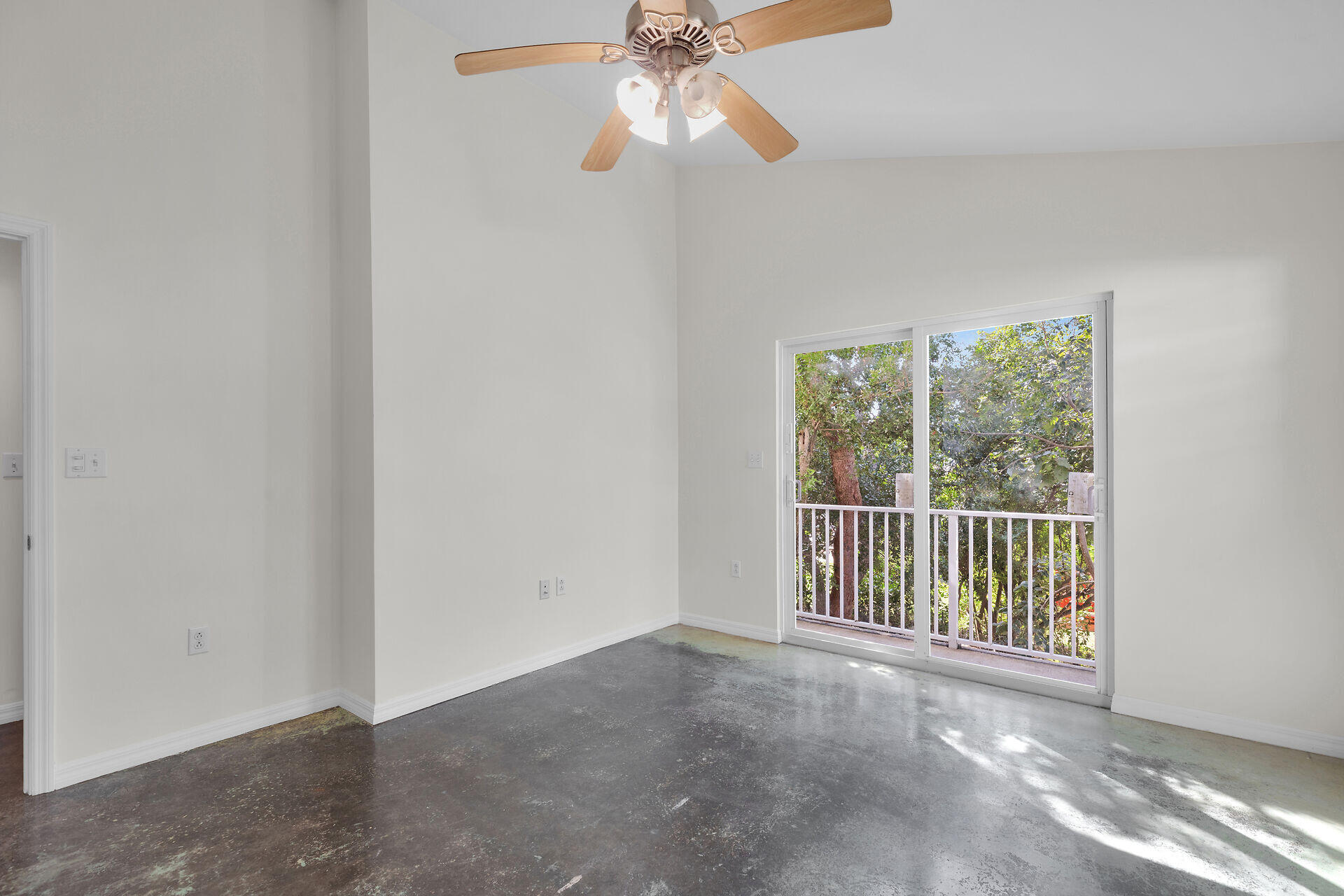 1018 Snapper Lane Key Largo, FL 33037 - Photo 4 of 24 en empty room with windows and ceiling fan