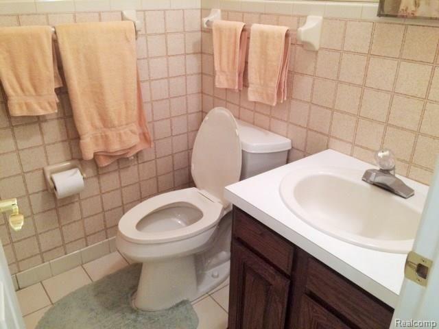 13333 Briar Hill Road Carleton, MI 48117 - Photo 21 of 26 b main bath view 2.JPG