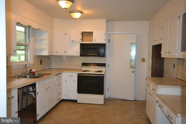 3326 Lineboro Road Manchester, MD 21102 - Photo 21 of 28 a kitchen with a sink stove and refrigerator