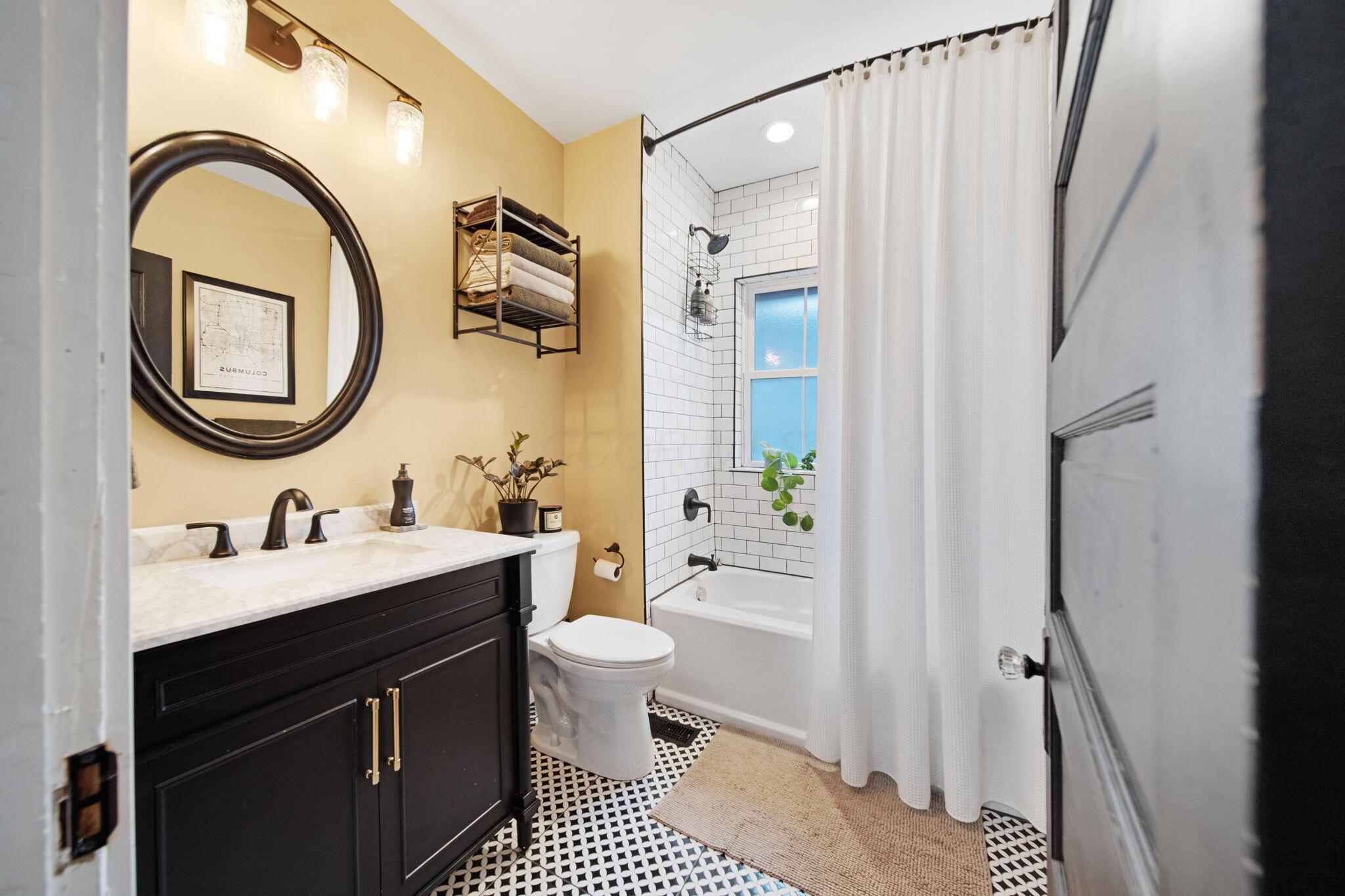 618 Berkeley Road Columbus, OH 43205 - Photo 27 of 54 2nd floor full bathroom