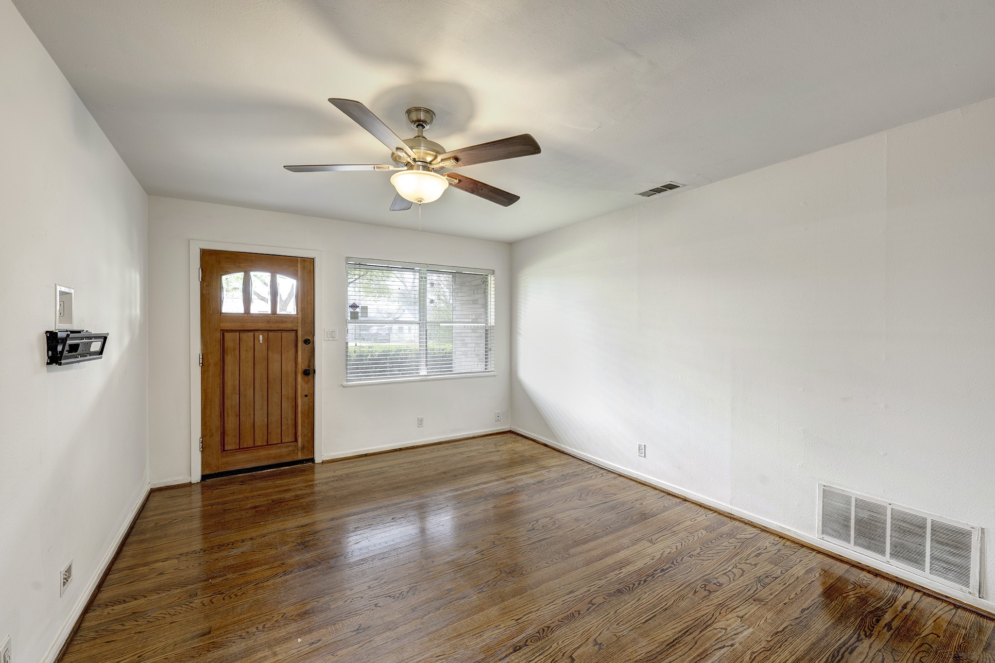 4722 Carleen Road Houston, TX 77092 - Photo 3 of 13