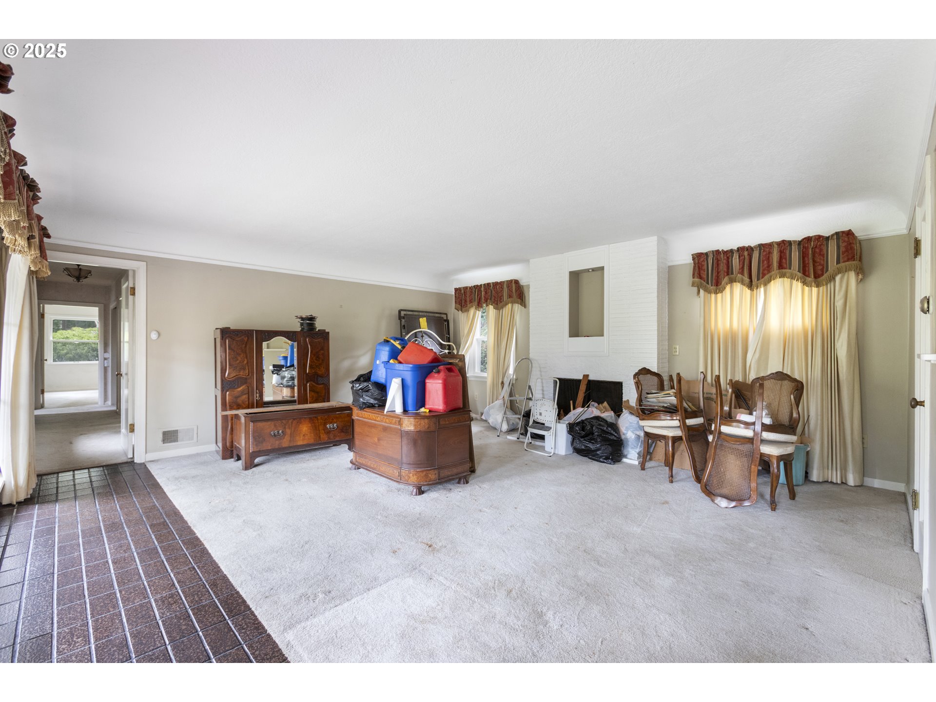 12240 Southwest Boones Ferry Road Portland, OR 97219 - Photo 4 of 37 Living Room