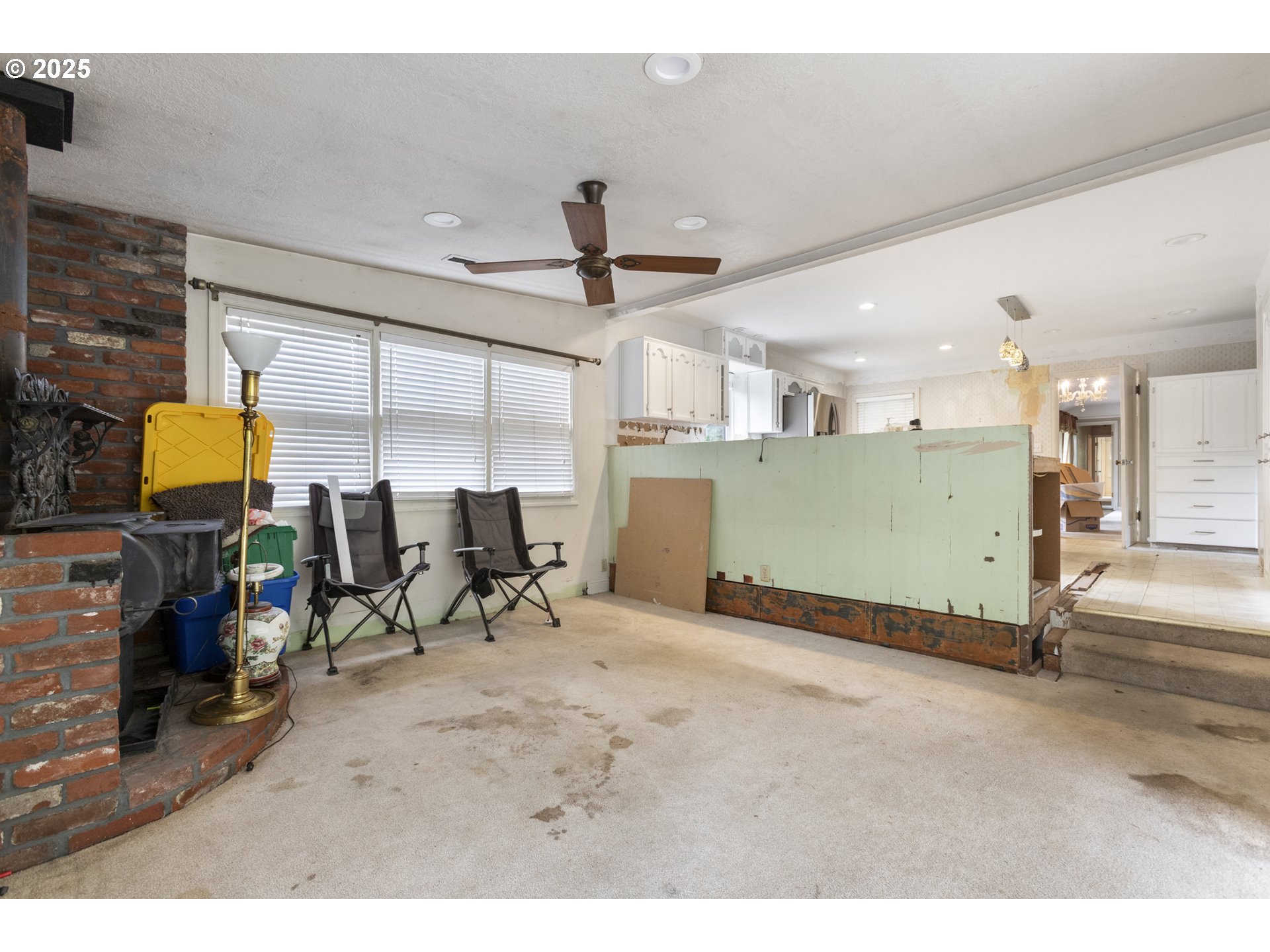 12240 Southwest Boones Ferry Road Portland, OR 97219 - Photo 6 of 37 Living Room