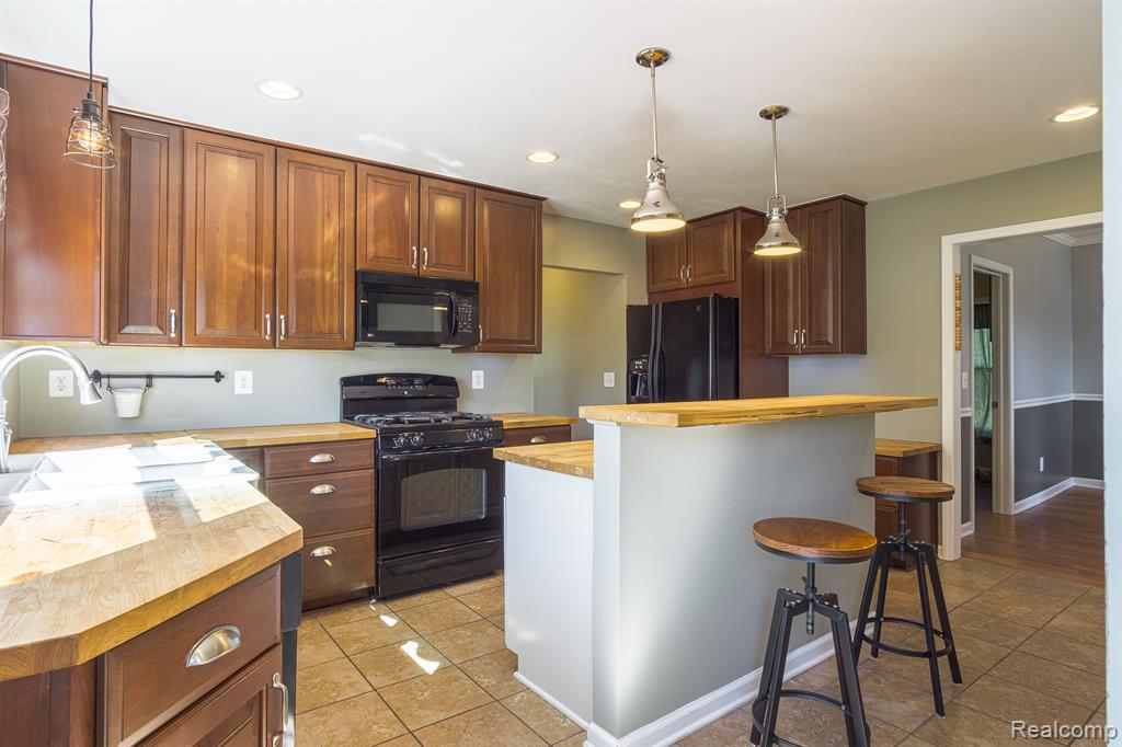 6595 Bennett Lake Road Fenton, MI 48430 - Photo 7 of 29