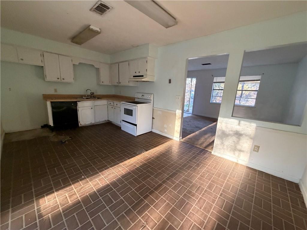 1765 Highpoint Road Snellville, GA 30078 - Photo 9 of 11 a large kitchen with cabinets
