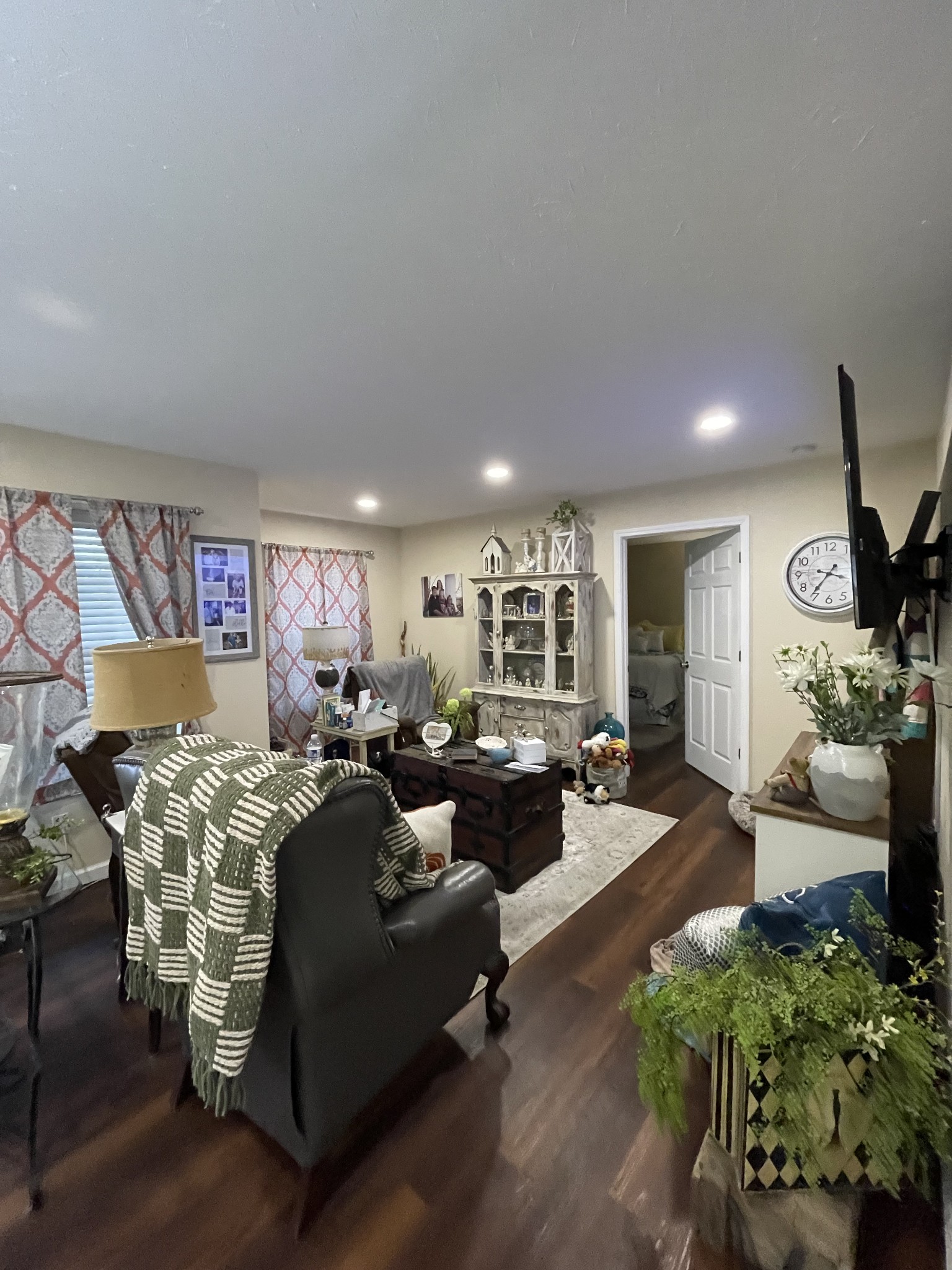 914 Freeman Street Lafayette, TN 37083 - Photo 2 of 12 a living room with furniture and a chandelier