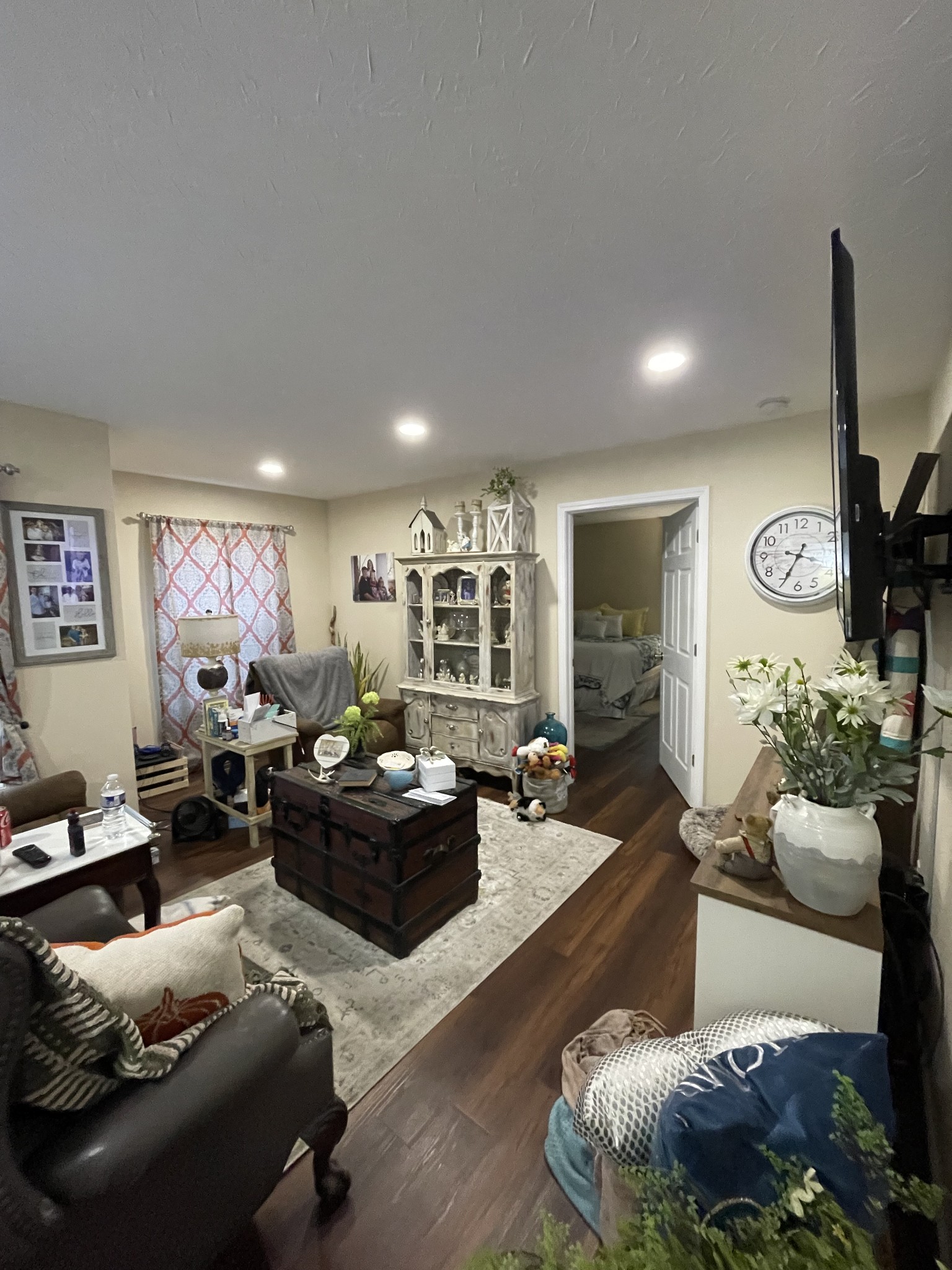 914 Freeman Street Lafayette, TN 37083 - Photo 4 of 12 a living room with furniture and a wooden floor