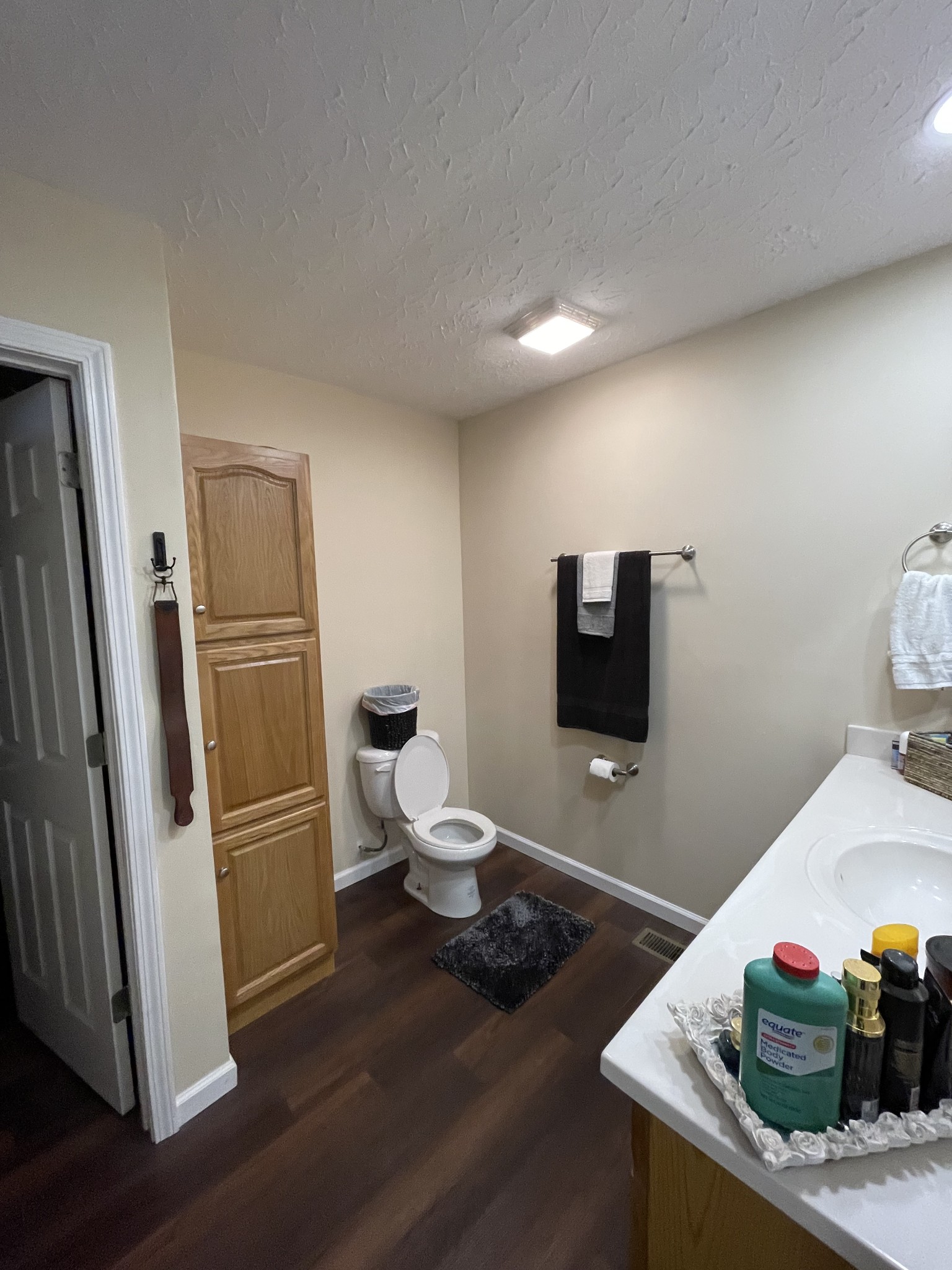 914 Freeman Street Lafayette, TN 37083 - Photo 9 of 12 a living room with furniture and a flat screen tv