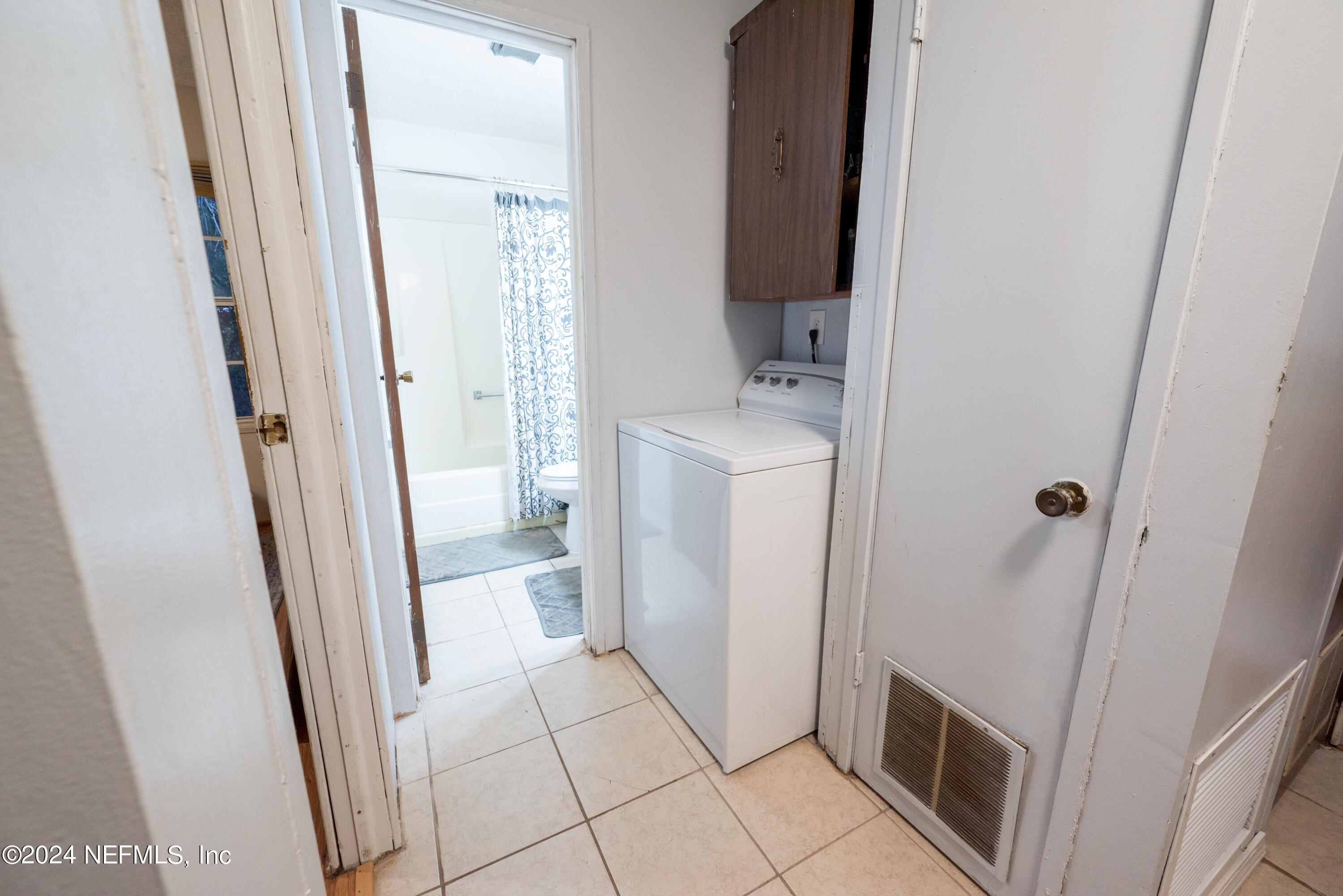 609 Collins Place Starke, FL 32091 - Photo 17 of 26 a view of bathroom with washer and dryer