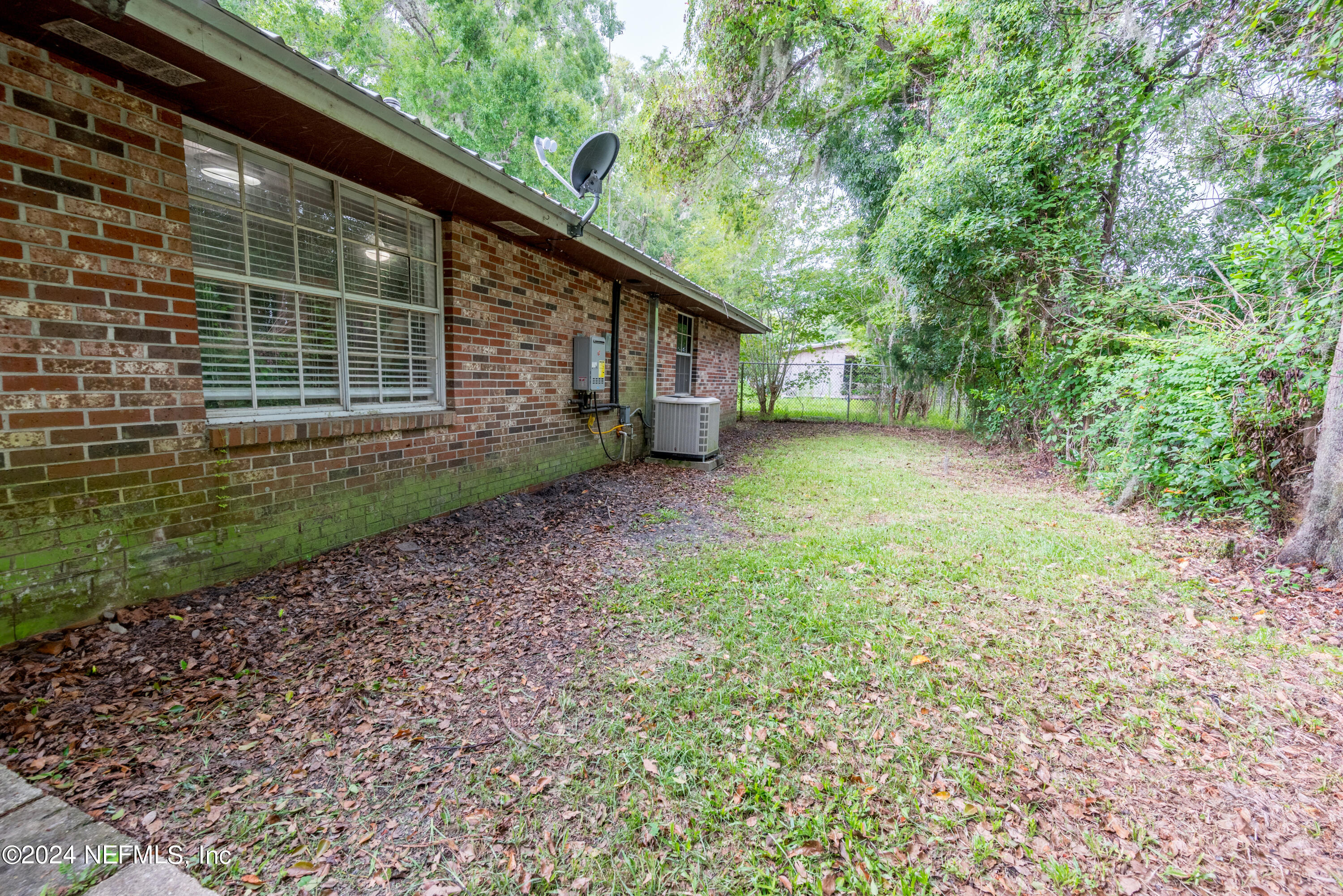 609 Collins Place Starke, FL 32091 - Photo 25 of 26 a backyard of a house with lots of green space