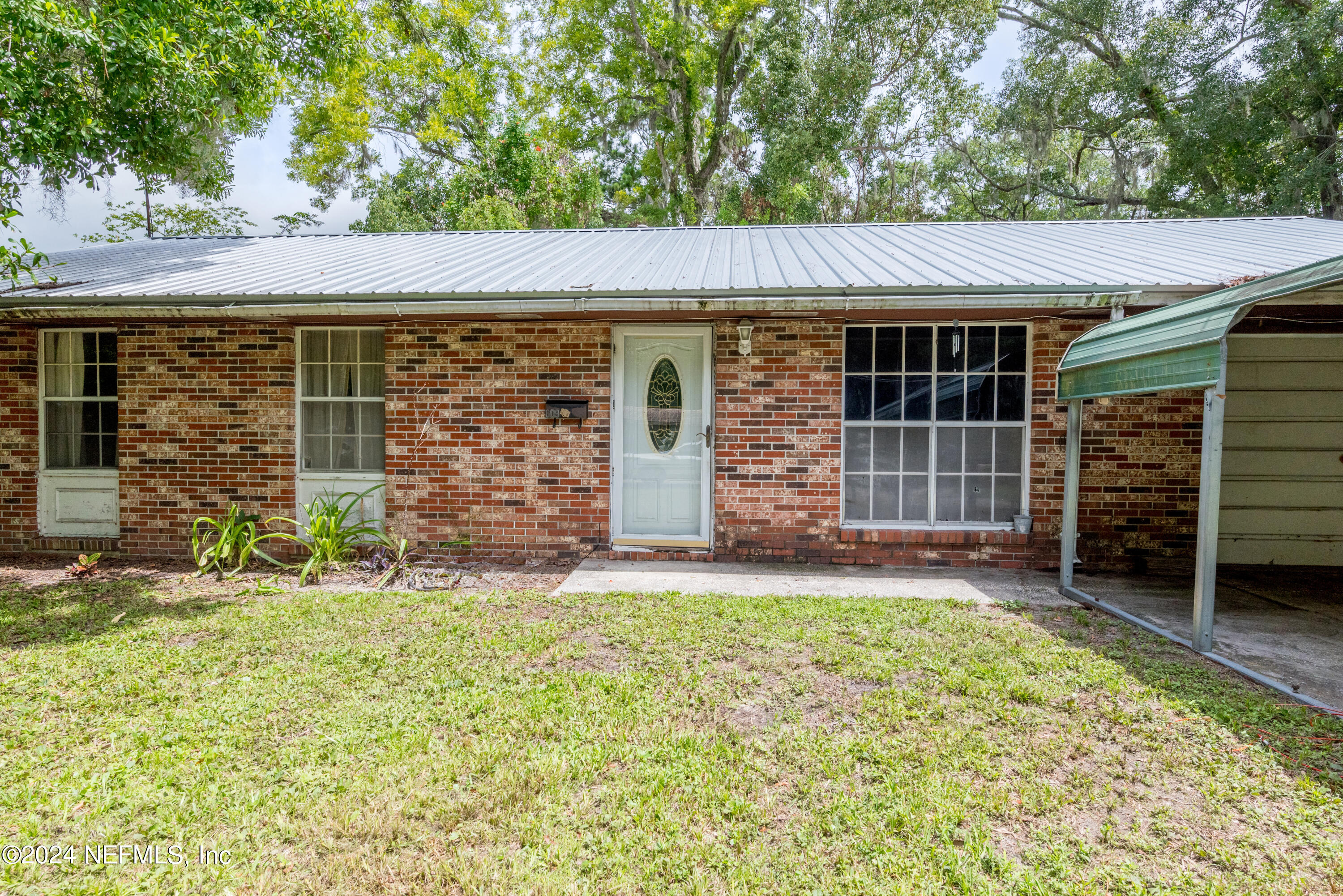 609 Collins Place Starke, FL 32091 - Photo 4 of 26 front view of a house with a large tree