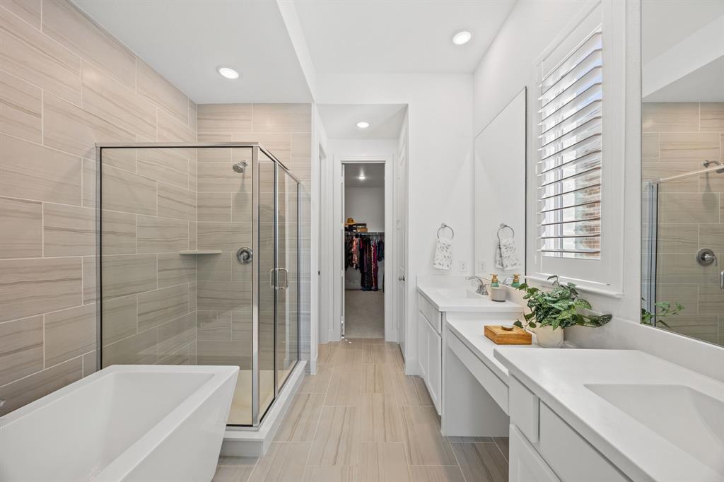 1807 Gateway Lane Van Alstyne, TX 75495 - Photo 17 of 33 a bathroom with a bathtub and a sink