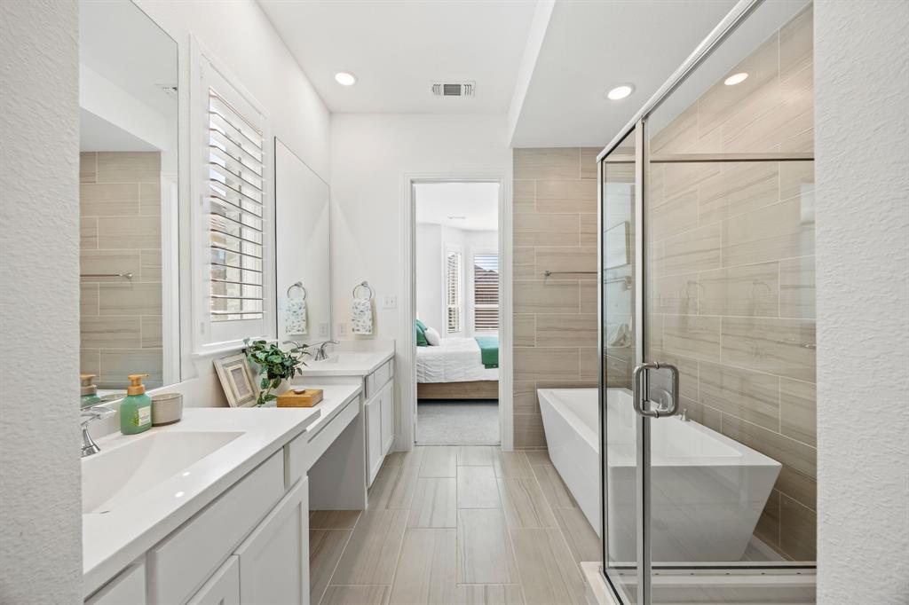 1807 Gateway Lane Van Alstyne, TX 75495 - Photo 19 of 33 a spacious bathroom with a tub shower and sink
