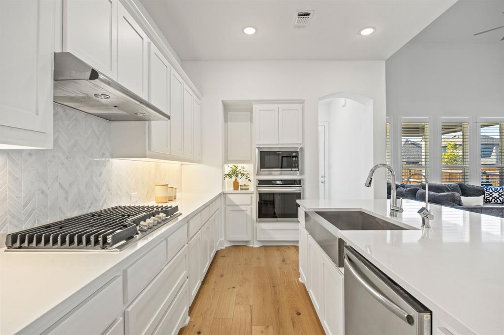 1807 Gateway Lane Van Alstyne, TX 75495 - Photo 9 of 33 a large kitchen with cabinets