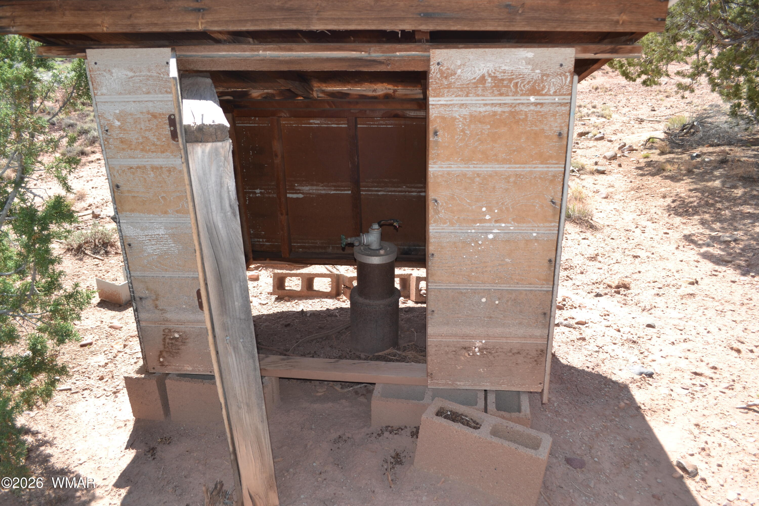 32 N8544 Concho, AZ 85924 - Photo 16 of 21 a bathroom with a mirror