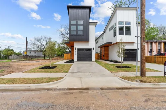 $2,400 | 2505 Birmingham Avenue, Dallas, TX 75215