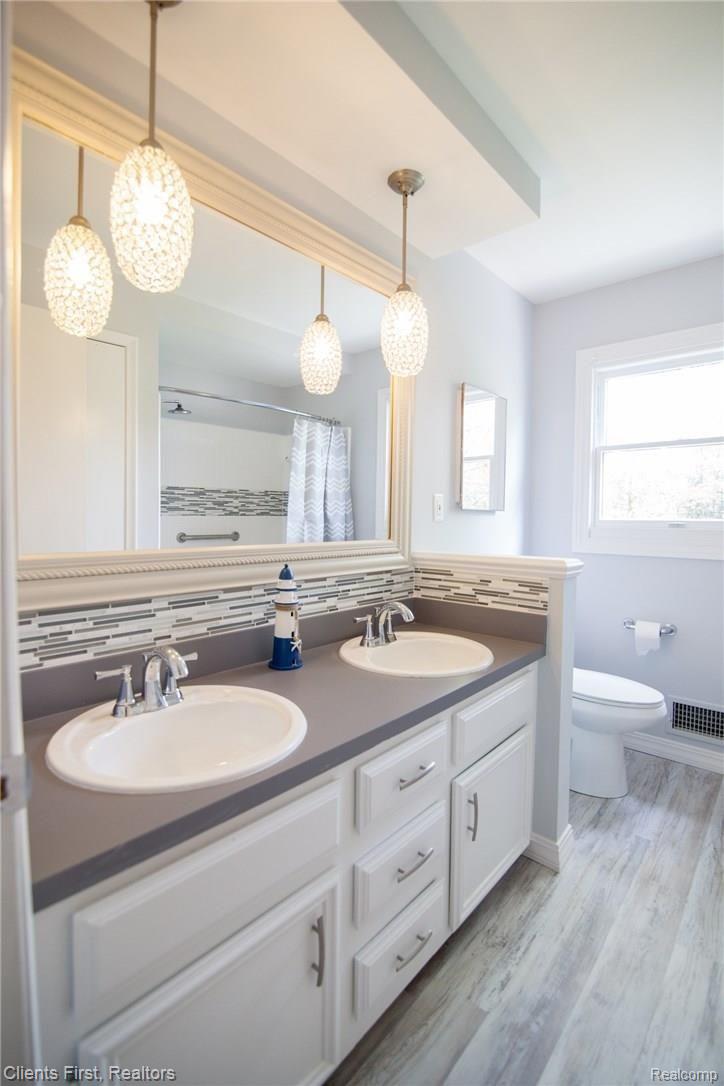 35501 Johnstown Road Farmington, MI 48335 - Photo 26 of 36 Full upstairs bath