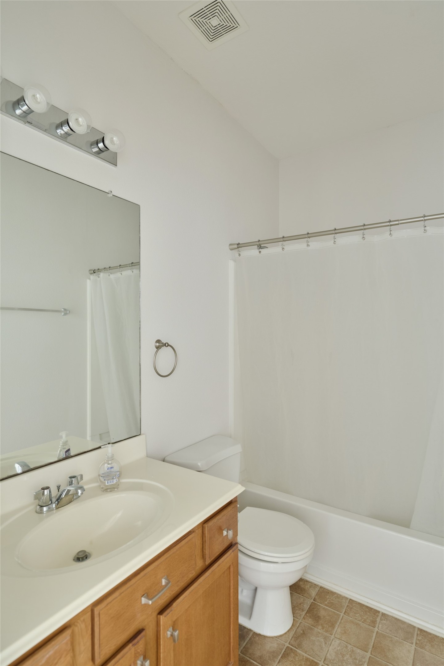 21718 Grassy Hill Lane Spring, TX 77388 - Photo 13 of 34 Secondary bathroom