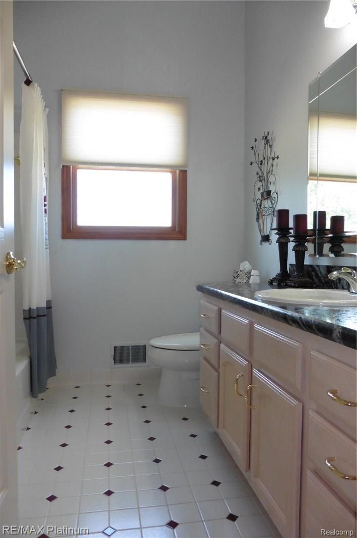 3730 Oak Grove Road Howell, MI 48855 - Photo 16 of 43 FullBath.JPG