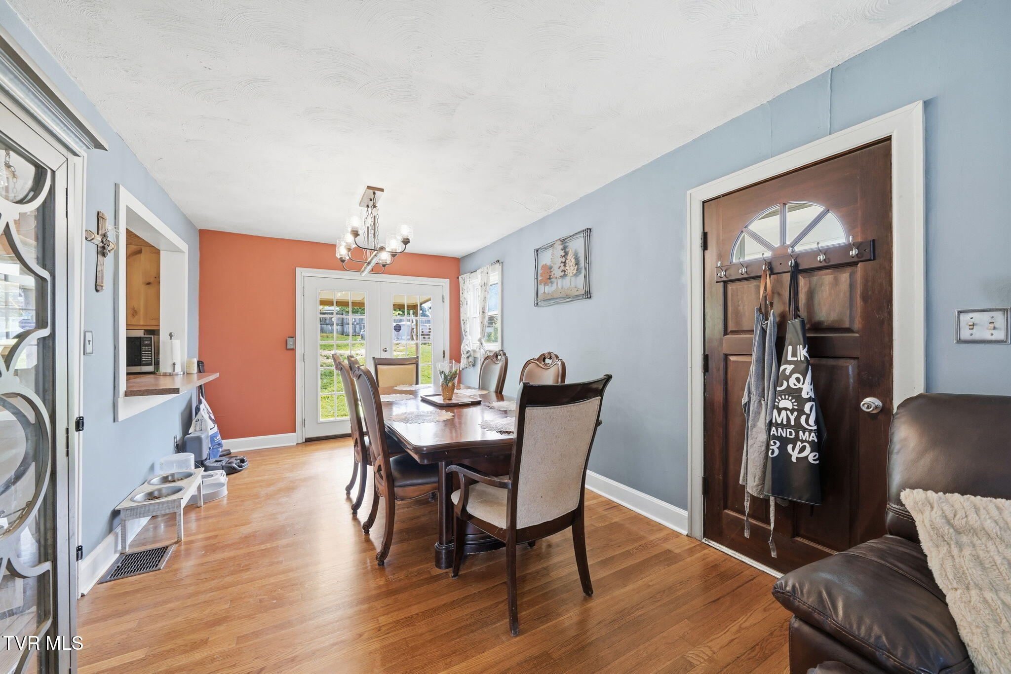 401 Seminole Road Bristol, VA 24201 - Photo 5 of 24 6-web-or-mls-012_JH 20260714-011