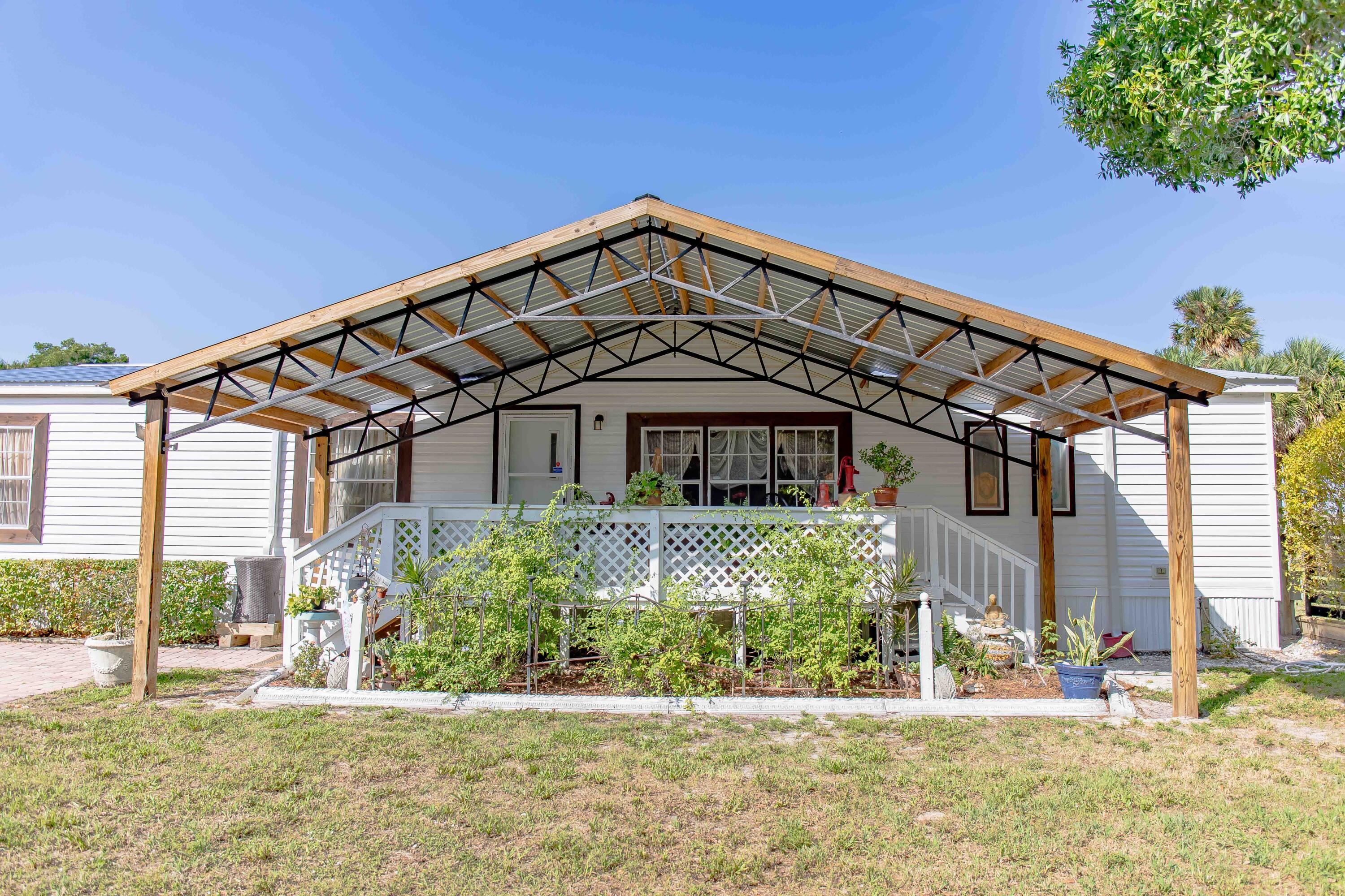 12302 Highway 441 Okeechobee, FL 34974 - Photo 9 of 63 a front view of a house with a yard