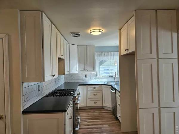 a view of empty room with window