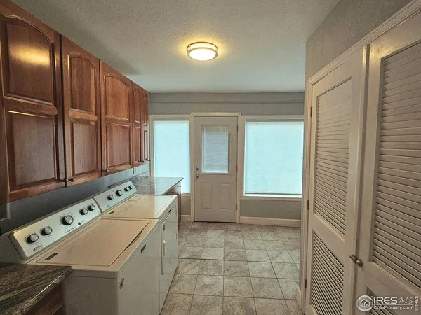 a view of empty room with window