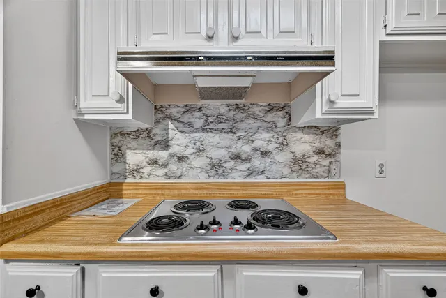 a kitchen that has a lot of cabinets in it
