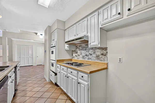 a view of an empty room with window