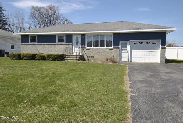 $369,900 | 14 Kenlyn Drive, Colonie, NY 12205