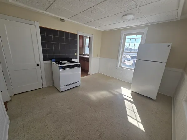 $2,400 | 219 Broadway, Unit 2, Lynn, MA 01904