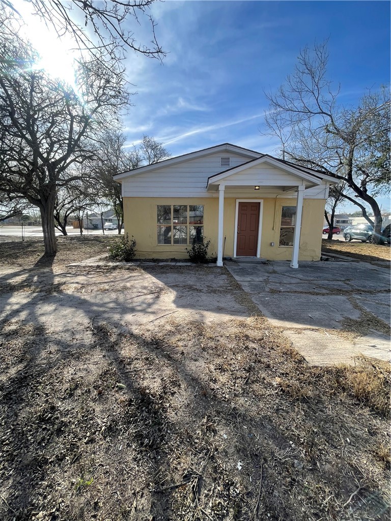 916 South Reynolds Street Alice, TX 78332 - Photo 2 of 11