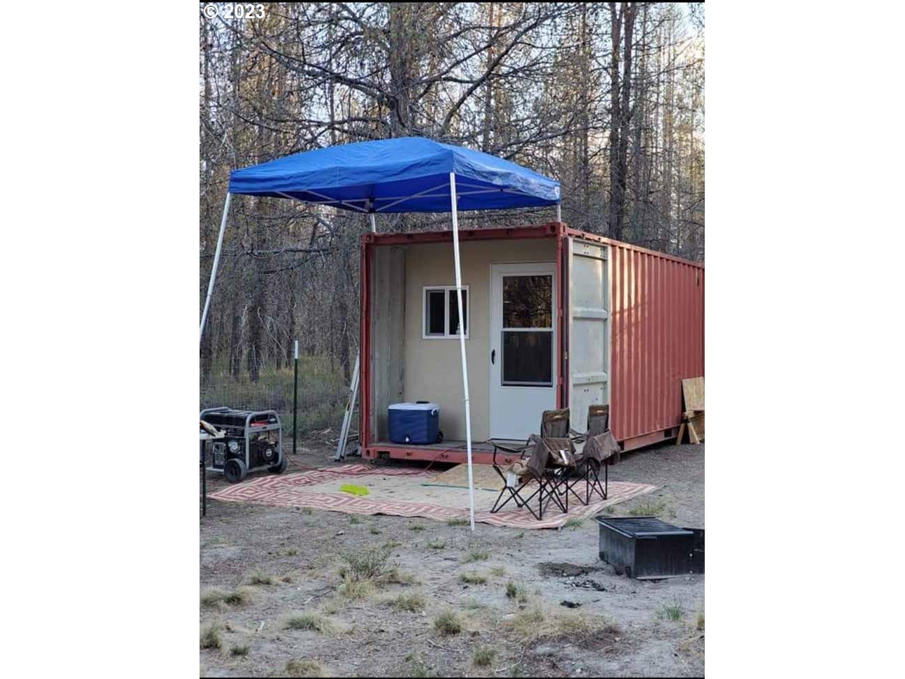 a view of a small house with backyard