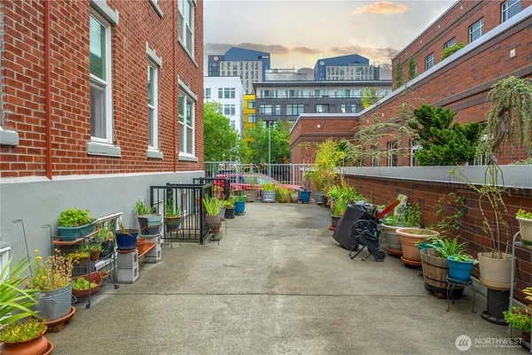 $288,000 | 905 Northeast 43rd Street, Unit 107, Seattle, WA 98105